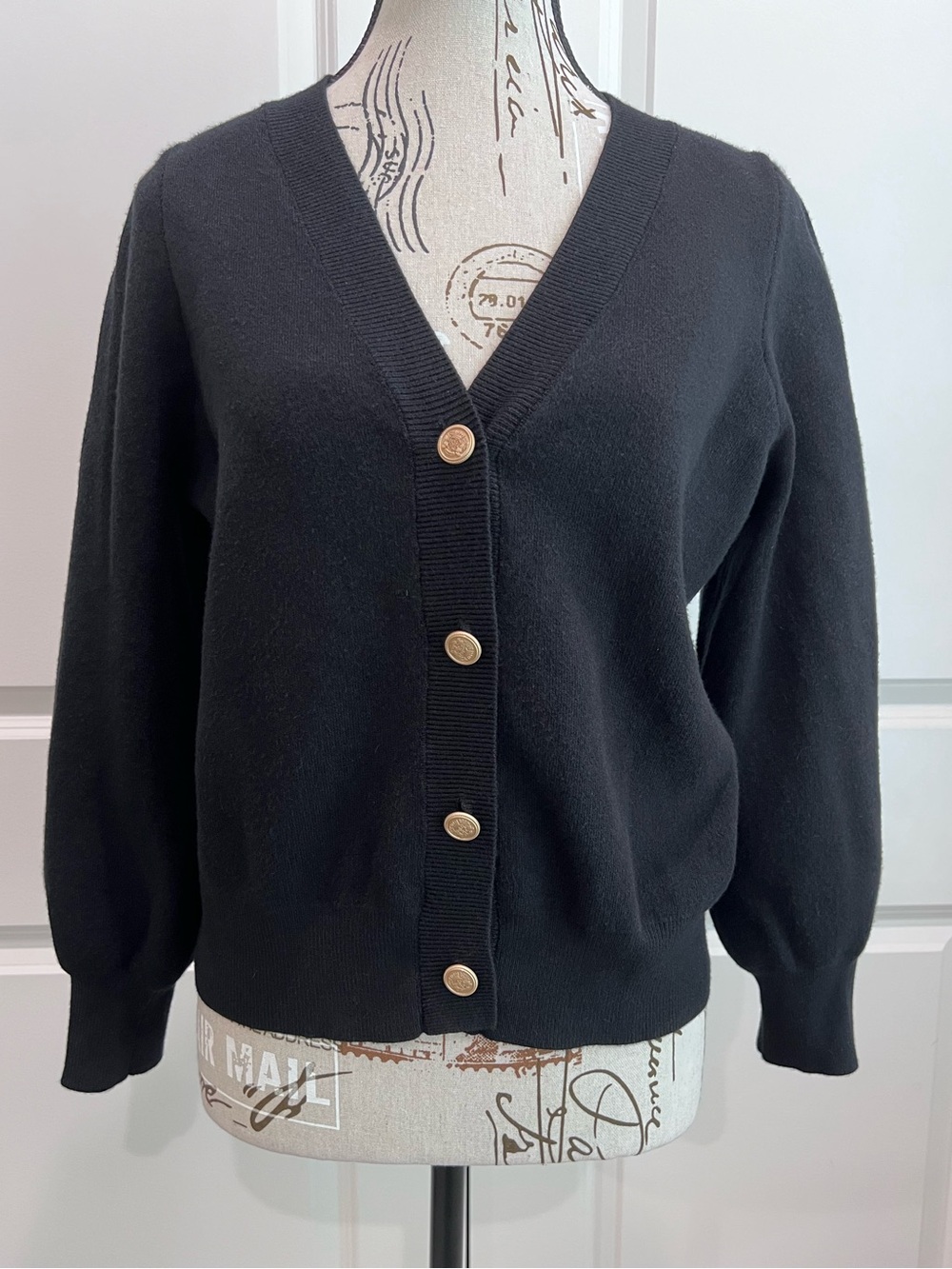 Skies Are Blue Cropped Black V-Neck Button Cardigan-MP